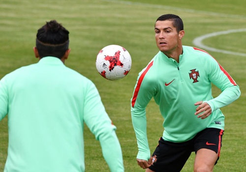 Ronaldo canh tranh danh hieu vua pha luoi Confeds Cup hinh anh