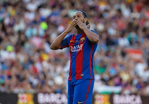 Ronaldinho thuc hien pha ‘xau kim’ Blomqvist hinh anh