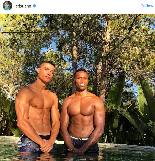 Ronaldo khoe cơ bắp bên bạn thân ảnh 1 Ronaldo khoe co bap ben ban than anh 1