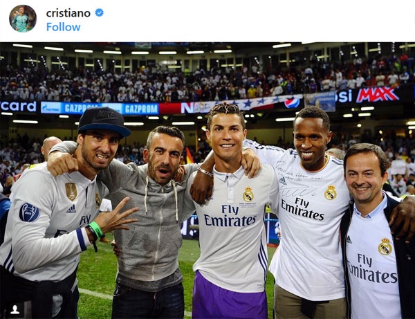 Ronaldo khoe cơ bắp bên bạn thân ảnh 2 Ronaldo khoe co bap ben ban than anh 2