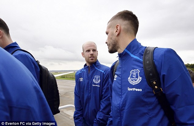 Rooney cung dong doi len duong du dau anh 7