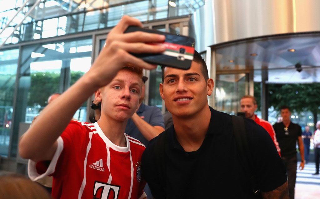 James duoc chao don nong nhiet anh 3