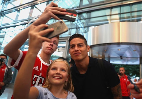 James duoc chao don nong nhiet khi du dau cung Bayern hinh anh