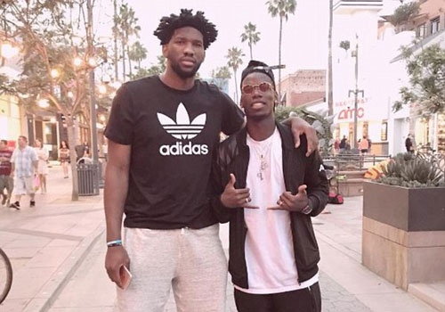 Vuot qua doi thu cao 2,13 m, Pogba ghi diem tren san bong ro hinh anh