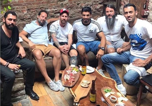 Messi vui choi ben gia dinh truoc tran Barca gap MU hinh anh