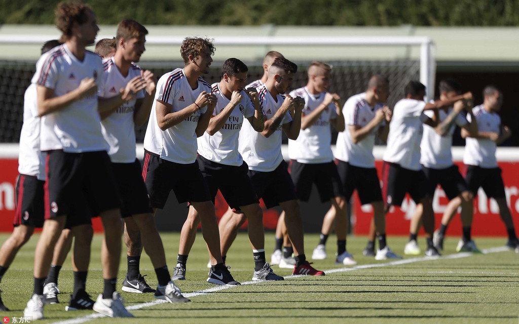 Doi bong Milan tap boxing ren the luc anh 1