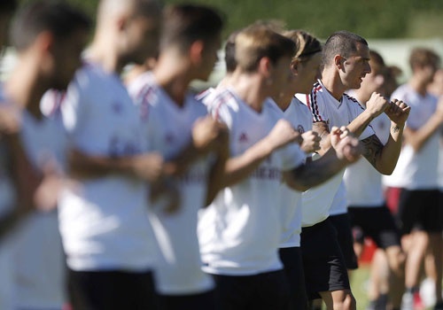 Doi bong AC Milan tap boxing ren the luc hinh anh