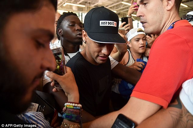 Neymar tro lai sau vu doi danh Semedo anh 1