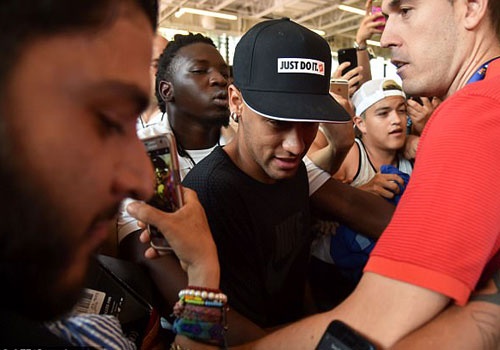 Neymar tro lai tap luyen sau vu doi danh dong doi hinh anh