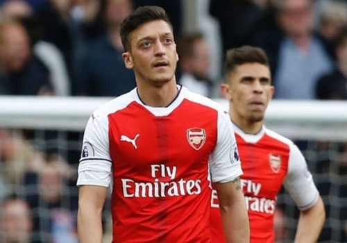 Chuyen nhuong 31/7: Barca de mat toi Oezil hinh anh