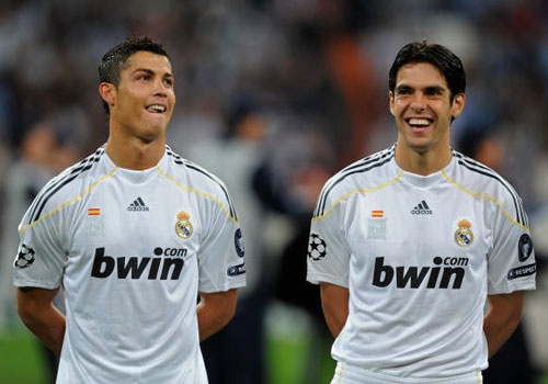 Kaka doi dau doi bong cu Real Madrid hinh anh