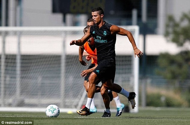 Ronaldo tro lai tap luyen doi dau MU anh 5