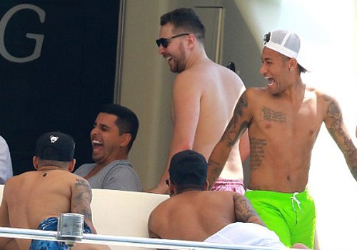 Neymar vui dua tren du thuyen hang sang truoc khi ra mat PSG hinh anh