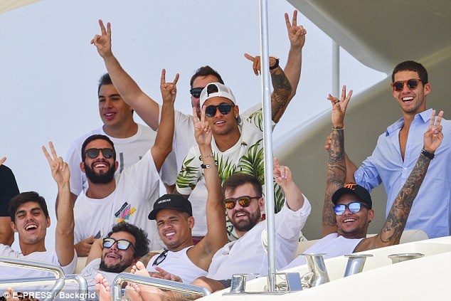 Neymar vui đùa trên du thuyền hạng sang ảnh 6 Neymar vui dua tren du thuyen hang sang anh 6