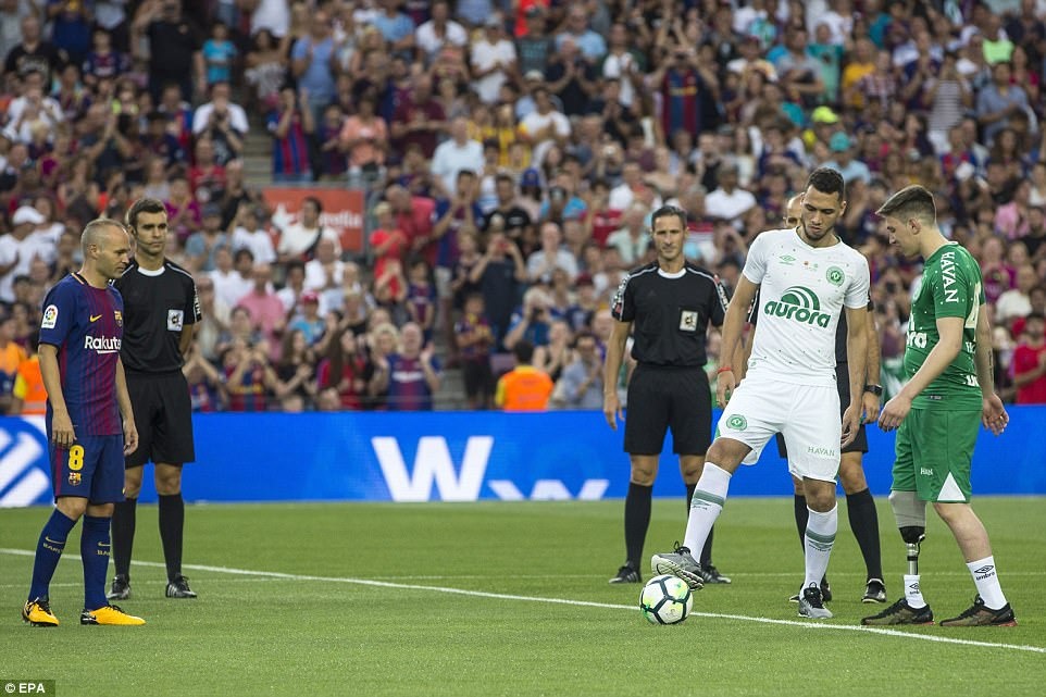 Barca co tran dau cam xuc voi Chapecoense anh 6