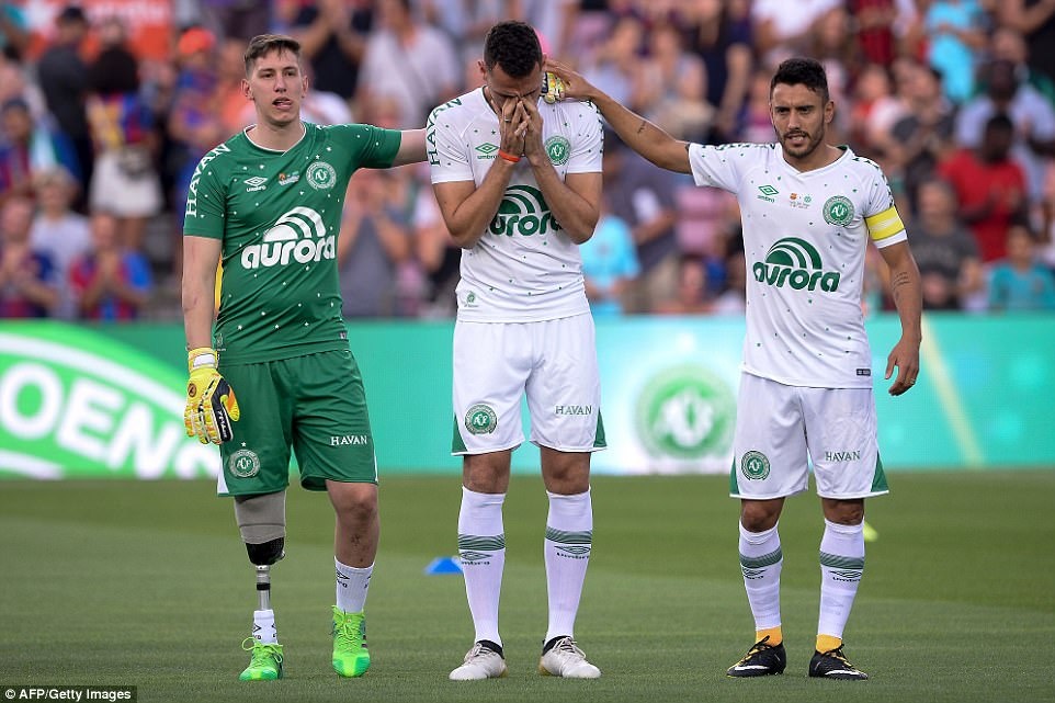 Barca co tran dau cam xuc voi Chapecoense anh 2