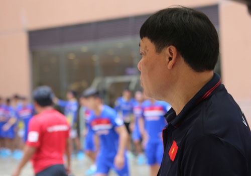 Cau thu U22 Viet Nam phai nop dien thoai truoc tran dau hinh anh