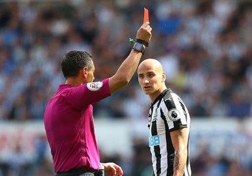 Newcastle sup do trong ngay tro lai Premier League hinh anh