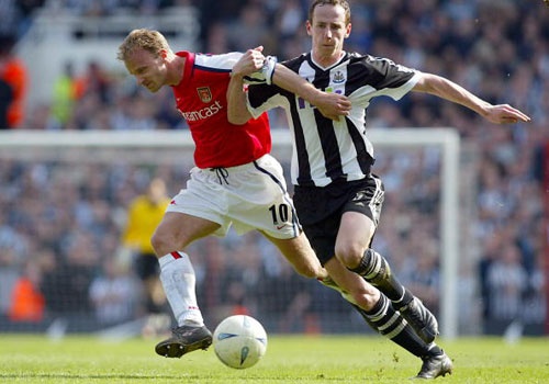Dennis Bergkamp ghi ban dang cap vao luoi Newcastle hinh anh