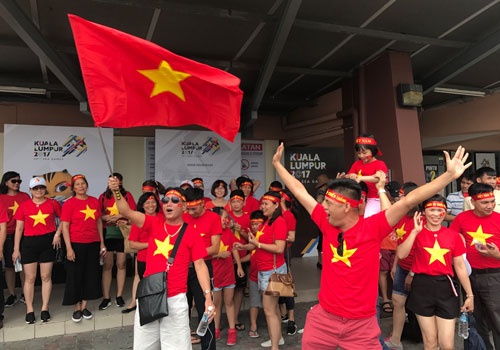 CDV tiep lua U22 VN o tran ra quan SEA Games 29 hinh anh