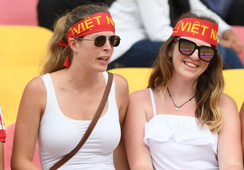 CDV nguoi nuoc ngoai, fan nu co vu U22 VN o SEA Games 29 hinh anh