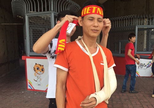 CDV bi thuong, van den san co vu U22 Viet Nam hinh anh