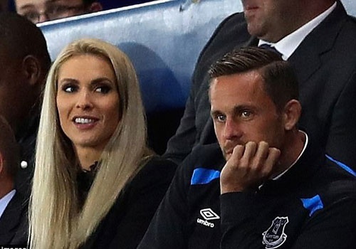 Ban hop dong ky luc cua Everton ra mat cung ban gai hinh anh