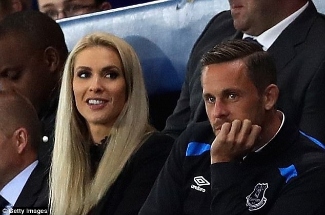 Ban hop dong ky luc Everton ra mat anh 2