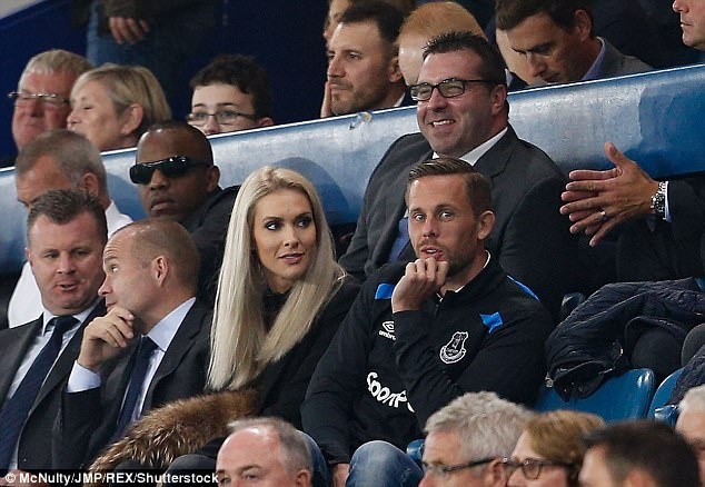 Ban hop dong ky luc Everton ra mat anh 1