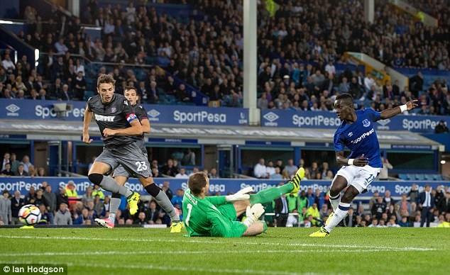 Rooney kien tao, Everton thang 2-0 o luot di play-off Europa League hinh anh