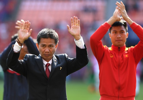 Ba phuong an tam thoi thay HLV Huu Thang hinh anh