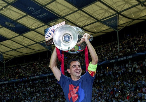 Xavi chi trich ban lanh dao Barca hinh anh