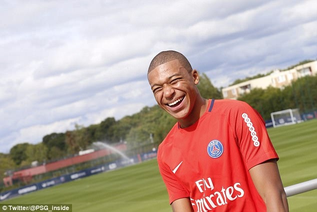 Mbappe có buổi tập đầu tiên ở PSG ảnh 4 Mbappe co buoi tap dau tien o PSG anh 4