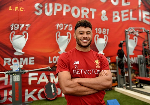 Chamberlain hao hung lan dau tap luyen o Liverpool hinh anh