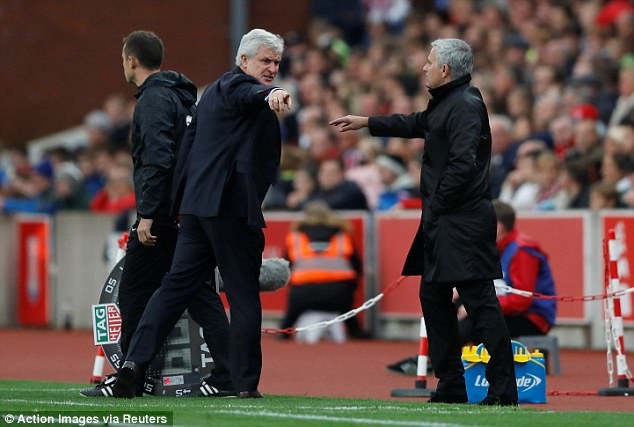 Mourinho tu choi bat tay Mark Hughes anh 1