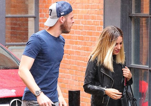 De Gea dua ban gai di an sau tran MU hoa Stoke hinh anh