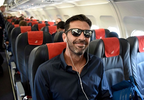 Buffon va dong doi lich lam len duong dau Barca hinh anh