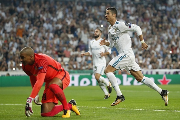 Ronaldo cùng bạn gái cổ vũ CLB cũ ảnh 6 Ronaldo cung ban gai co vu CLB cu anh 6