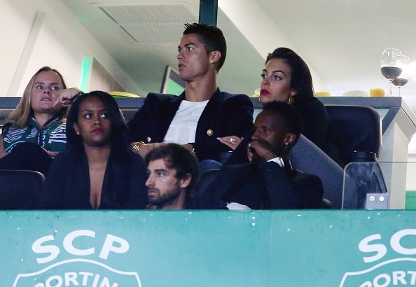 Ronaldo cùng bạn gái cổ vũ CLB cũ ảnh 4 Ronaldo cung ban gai co vu CLB cu anh 4