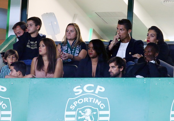 Ronaldo cùng bạn gái cổ vũ CLB cũ ảnh 2 Ronaldo cung ban gai co vu CLB cu anh 2