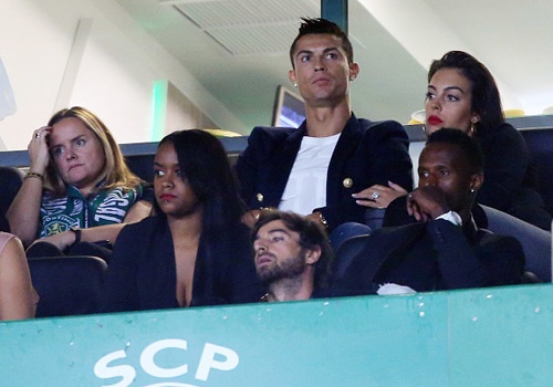 Cristiano Ronaldo cung ban gai co vu doi bong cu hinh anh