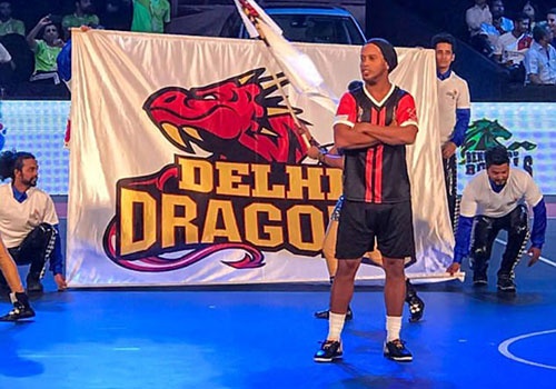 Ronaldinho solo ghi ban tren san futsal o tuoi 37 hinh anh