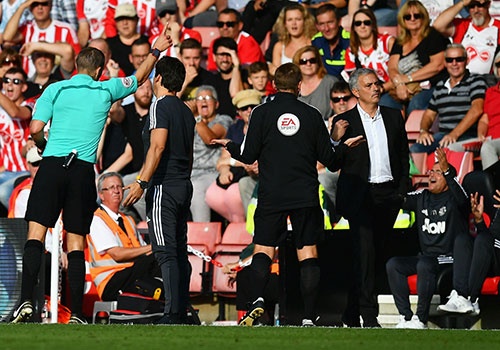 Mourinho thoat an phat, tiep tuc chi dao cuoi tuan nay hinh anh