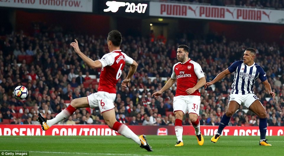 Lacazette lap cu dup cho Arsenal anh 8