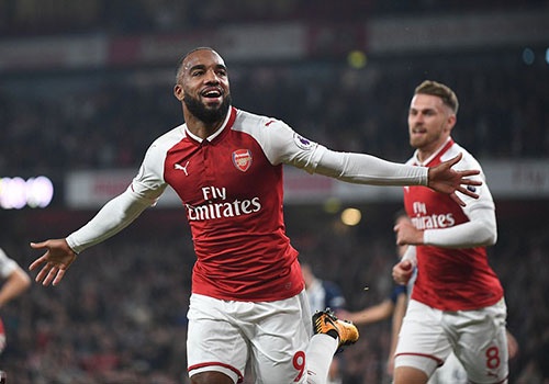Lacazette lap cu dup, Arsenal chi con kem Chelsea 3 diem hinh anh