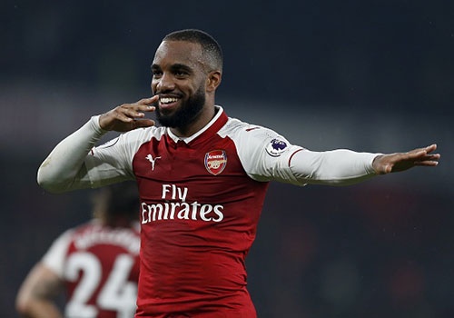 Lacazette lap them ky luc trong mau ao Arsenal hinh anh