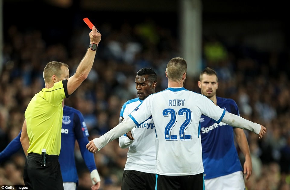 Rooney trung phat sai lam cua doi phuong anh 7