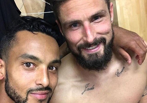 Giroud khoe chien tich an tuong hon Van Persie hinh anh