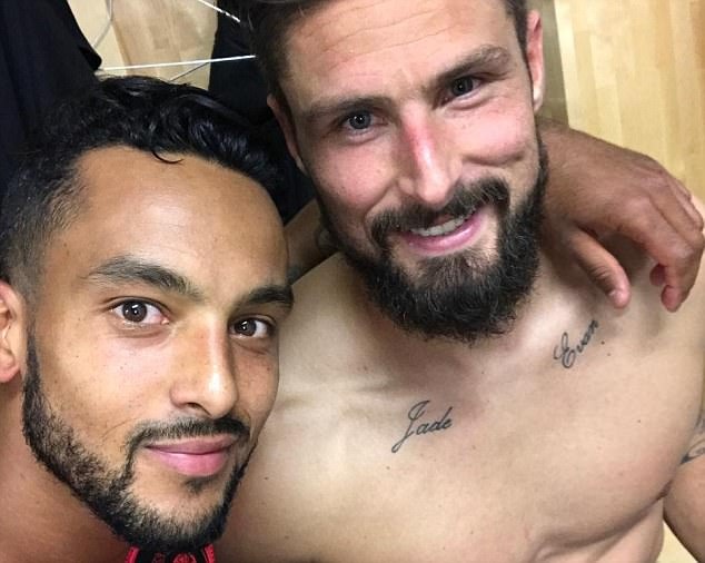 Giroud khoe chien tich vuot Van Persie anh 1