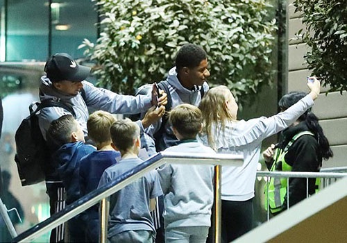 Cau thu MU nhiet tinh chup anh cung fan nhi hinh anh